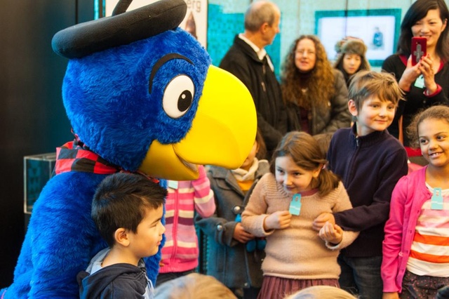 

格鲁比2015年2月25日在苏黎世Rietberg博物馆的新书发布会上与孩子们见面。